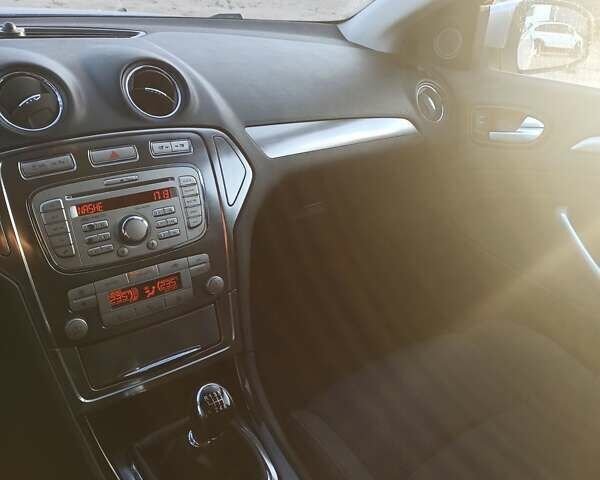 Сірий Форд Мондео, об'ємом двигуна 2 л та пробігом 240 тис. км за 5700 $, фото 9 на Automoto.ua