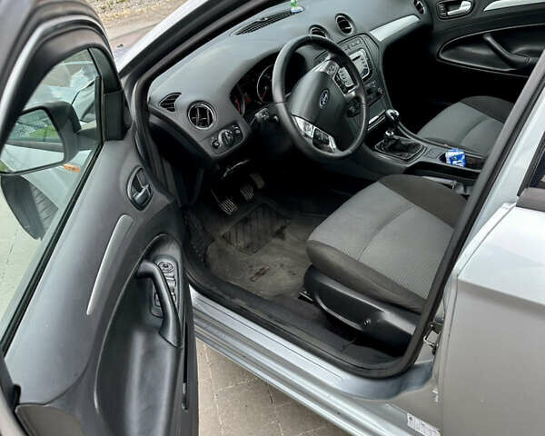 Серый Форд Мондео, объемом двигателя 1.8 л и пробегом 275 тыс. км за 5500 $, фото 9 на Automoto.ua