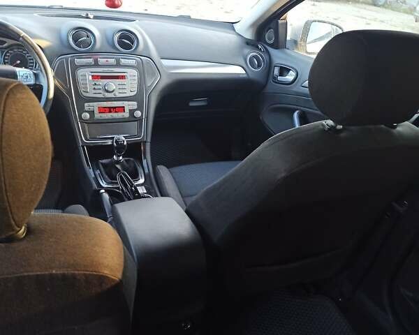 Сірий Форд Мондео, об'ємом двигуна 2 л та пробігом 240 тис. км за 5700 $, фото 11 на Automoto.ua