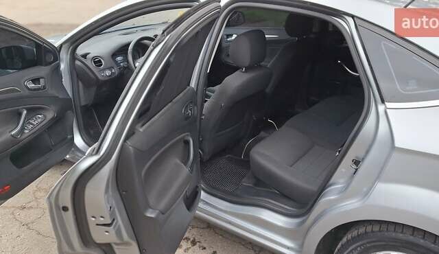 Сірий Форд Мондео, об'ємом двигуна 2 л та пробігом 223 тис. км за 6900 $, фото 13 на Automoto.ua