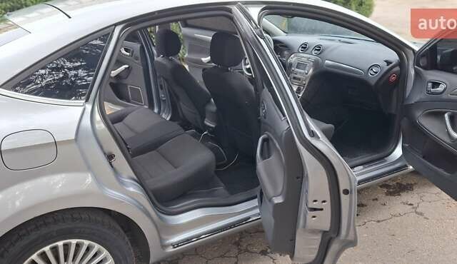 Сірий Форд Мондео, об'ємом двигуна 2 л та пробігом 223 тис. км за 6900 $, фото 14 на Automoto.ua