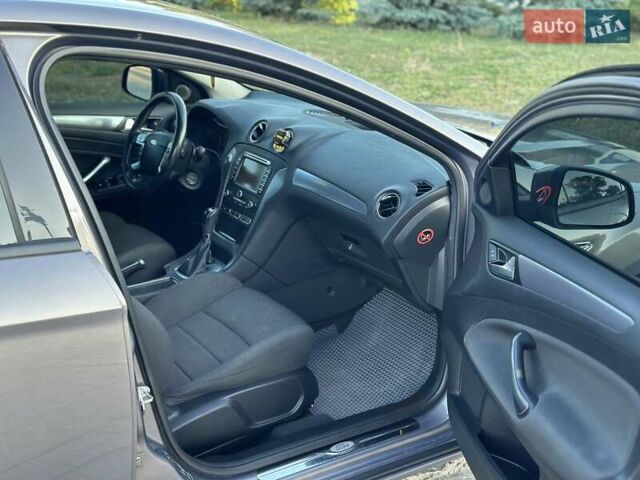 Сірий Форд Мондео, об'ємом двигуна 2 л та пробігом 269 тис. км за 9900 $, фото 12 на Automoto.ua