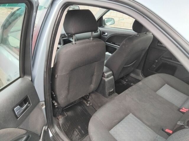 Синий Форд Мондео, объемом двигателя 1.8 л и пробегом 258 тыс. км за 3500 $, фото 4 на Automoto.ua