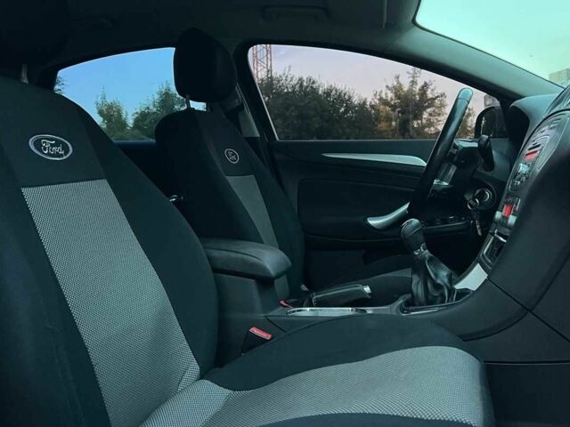 Синій Форд Мондео, об'ємом двигуна 2 л та пробігом 192 тис. км за 7500 $, фото 16 на Automoto.ua