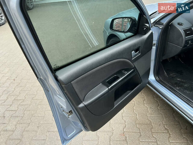 Синий Форд Мондео, объемом двигателя 2 л и пробегом 300 тыс. км за 2399 $, фото 7 на Automoto.ua