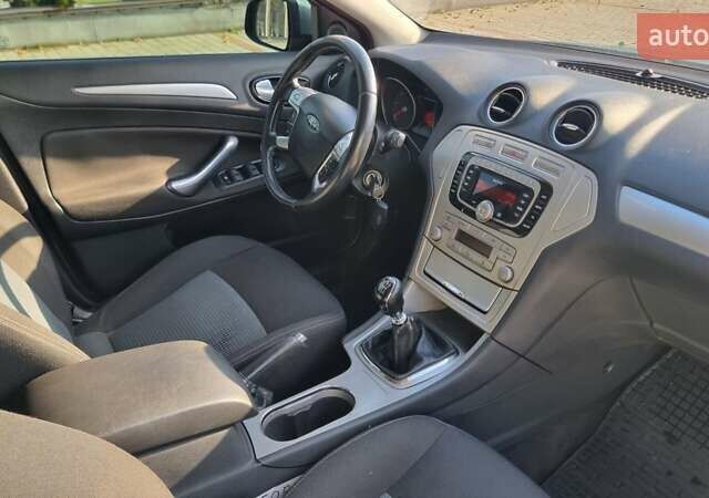 Синій Форд Мондео, об'ємом двигуна 1.8 л та пробігом 250 тис. км за 6500 $, фото 4 на Automoto.ua