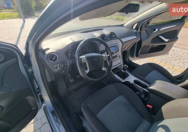 Синій Форд Мондео, об'ємом двигуна 1.8 л та пробігом 250 тис. км за 6500 $, фото 15 на Automoto.ua