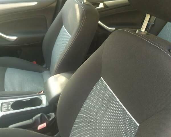 Синий Форд Мондео, объемом двигателя 2 л и пробегом 300 тыс. км за 6000 $, фото 3 на Automoto.ua