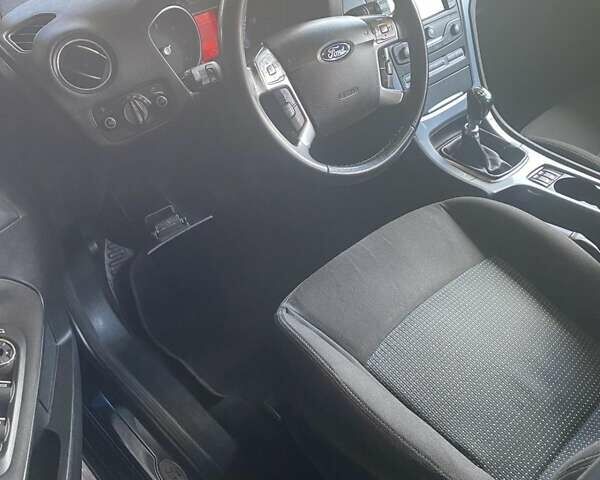 Синий Форд Мондео, объемом двигателя 2 л и пробегом 220 тыс. км за 7799 $, фото 4 на Automoto.ua