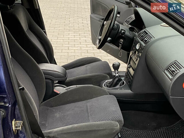 Синій Форд Мондео, об'ємом двигуна 1.8 л та пробігом 160 тис. км за 2999 $, фото 31 на Automoto.ua
