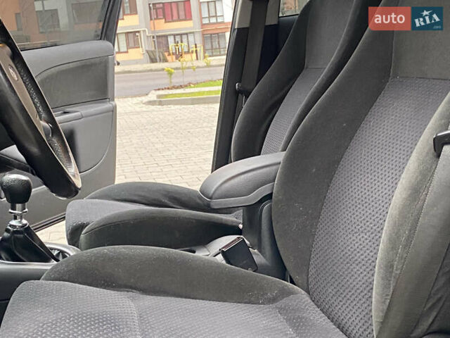 Синій Форд Мондео, об'ємом двигуна 1.8 л та пробігом 160 тис. км за 2999 $, фото 25 на Automoto.ua