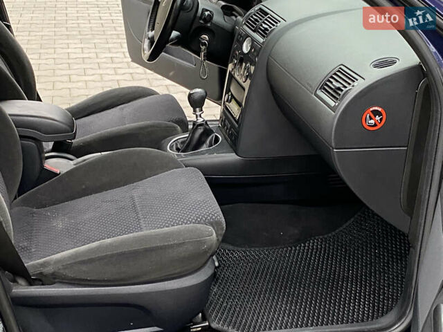 Синій Форд Мондео, об'ємом двигуна 1.8 л та пробігом 160 тис. км за 2999 $, фото 30 на Automoto.ua