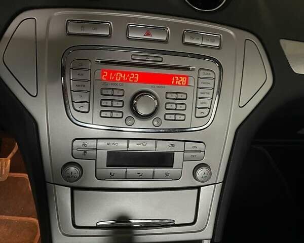 Синий Форд Мондео, объемом двигателя 1.8 л и пробегом 290 тыс. км за 8500 $, фото 7 на Automoto.ua