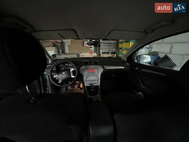 Синий Форд Мондео, объемом двигателя 1.8 л и пробегом 290 тыс. км за 8500 $, фото 4 на Automoto.ua