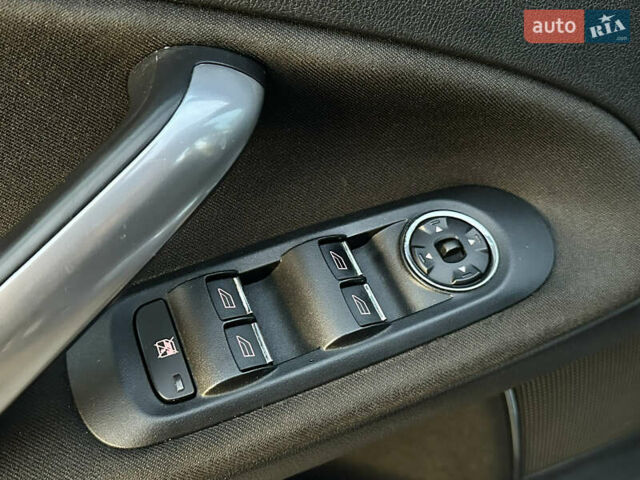 Синий Форд Мондео, объемом двигателя 2 л и пробегом 303 тыс. км за 5250 $, фото 12 на Automoto.ua