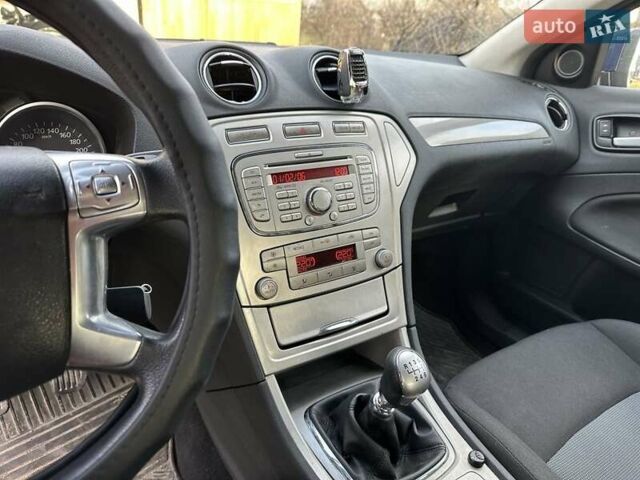 Синий Форд Мондео, объемом двигателя 1.8 л и пробегом 256 тыс. км за 7000 $, фото 15 на Automoto.ua