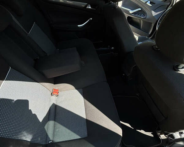 Зелений Форд Мондео, об'ємом двигуна 1.6 л та пробігом 286 тис. км за 8200 $, фото 23 на Automoto.ua