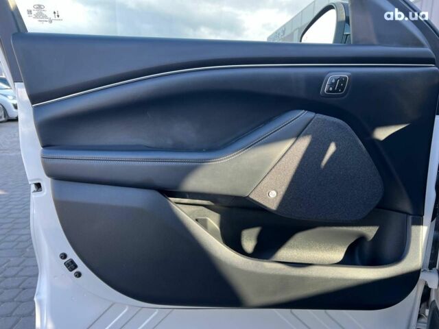 Белый Форд Mustang Mach-E, объемом двигателя 0 л и пробегом 55 тыс. км за 27590 $, фото 16 на Automoto.ua
