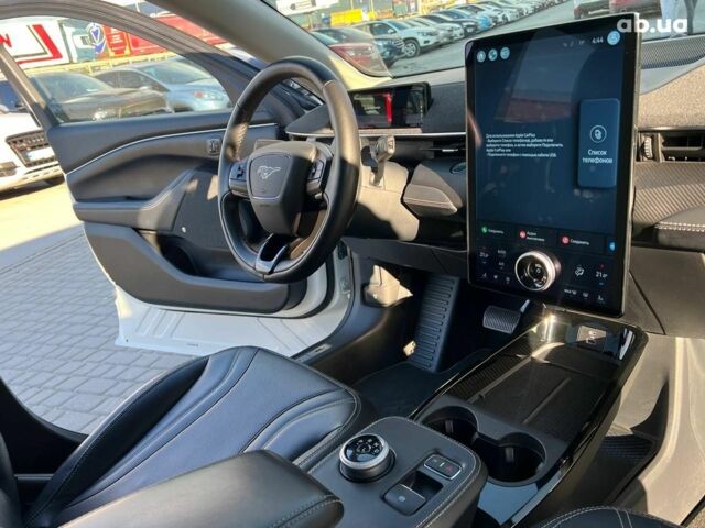 Белый Форд Mustang Mach-E, объемом двигателя 0 л и пробегом 55 тыс. км за 27590 $, фото 44 на Automoto.ua