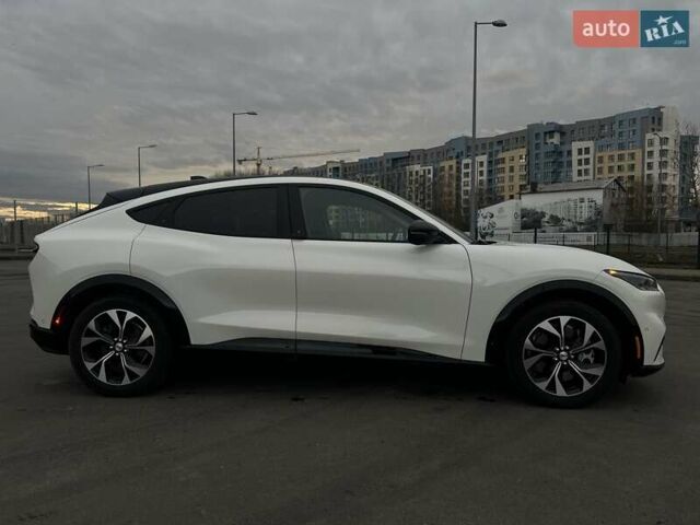 Белый Форд Mustang Mach-E, объемом двигателя 0 л и пробегом 54 тыс. км за 27900 $, фото 5 на Automoto.ua
