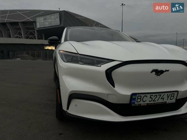Белый Форд Mustang Mach-E, объемом двигателя 0 л и пробегом 54 тыс. км за 27900 $, фото 6 на Automoto.ua