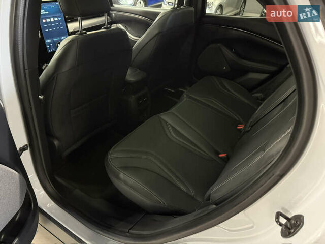 Белый Форд Mustang Mach-E, объемом двигателя 0 л и пробегом 228 тыс. км за 19900 $, фото 41 на Automoto.ua