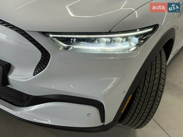 Белый Форд Mustang Mach-E, объемом двигателя 0 л и пробегом 228 тыс. км за 19900 $, фото 3 на Automoto.ua