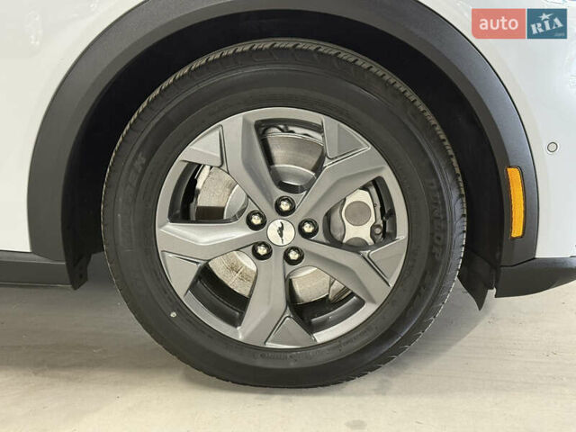 Белый Форд Mustang Mach-E, объемом двигателя 0 л и пробегом 228 тыс. км за 19900 $, фото 28 на Automoto.ua