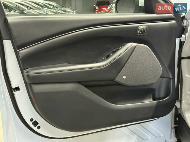 Белый Форд Mustang Mach-E, объемом двигателя 0 л и пробегом 228 тыс. км за 19900 $, фото 74 на Automoto.ua
