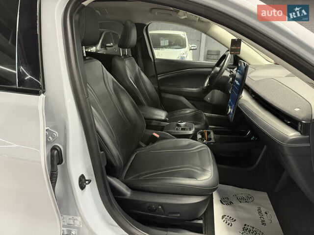 Белый Форд Mustang Mach-E, объемом двигателя 0 л и пробегом 228 тыс. км за 19900 $, фото 59 на Automoto.ua