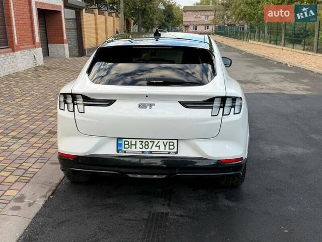 Белый Форд Mustang Mach-E, объемом двигателя 0 л и пробегом 157 тыс. км за 25900 $, фото 4 на Automoto.ua