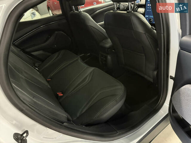 Белый Форд Mustang Mach-E, объемом двигателя 0 л и пробегом 228 тыс. км за 19900 $, фото 54 на Automoto.ua