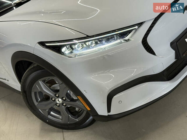 Белый Форд Mustang Mach-E, объемом двигателя 0 л и пробегом 228 тыс. км за 19900 $, фото 4 на Automoto.ua