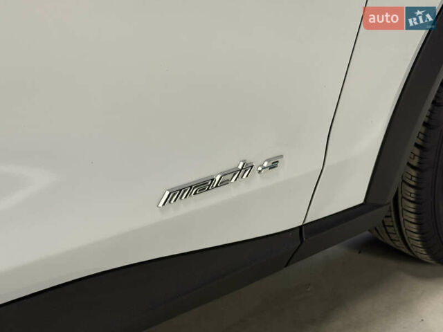 Белый Форд Mustang Mach-E, объемом двигателя 0 л и пробегом 228 тыс. км за 19900 $, фото 24 на Automoto.ua