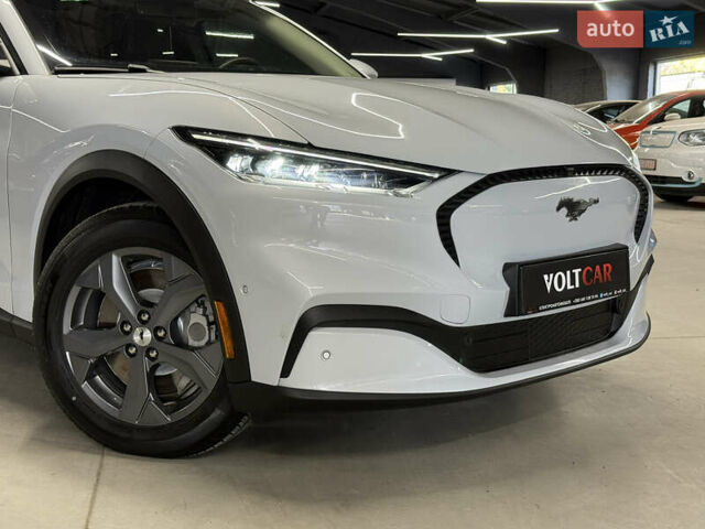 Белый Форд Mustang Mach-E, объемом двигателя 0 л и пробегом 228 тыс. км за 19900 $, фото 3 на Automoto.ua