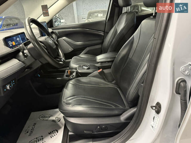 Белый Форд Mustang Mach-E, объемом двигателя 0 л и пробегом 228 тыс. км за 19900 $, фото 62 на Automoto.ua