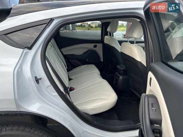 Белый Форд Mustang Mach-E, объемом двигателя 0 л и пробегом 56 тыс. км за 25700 $, фото 16 на Automoto.ua