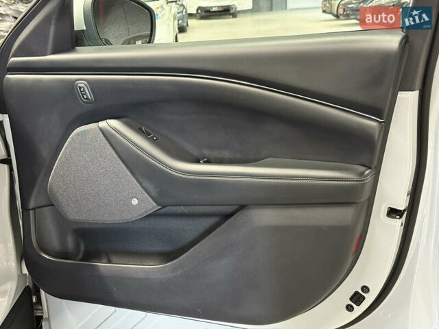 Белый Форд Mustang Mach-E, объемом двигателя 0 л и пробегом 228 тыс. км за 19900 $, фото 57 на Automoto.ua