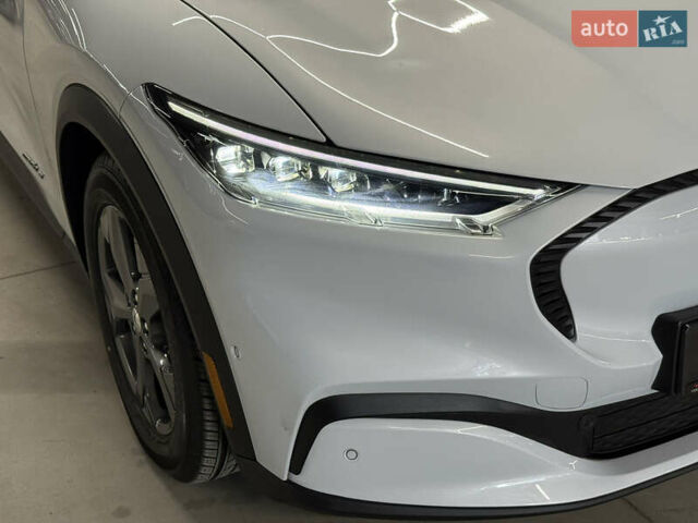 Белый Форд Mustang Mach-E, объемом двигателя 0 л и пробегом 228 тыс. км за 19900 $, фото 13 на Automoto.ua