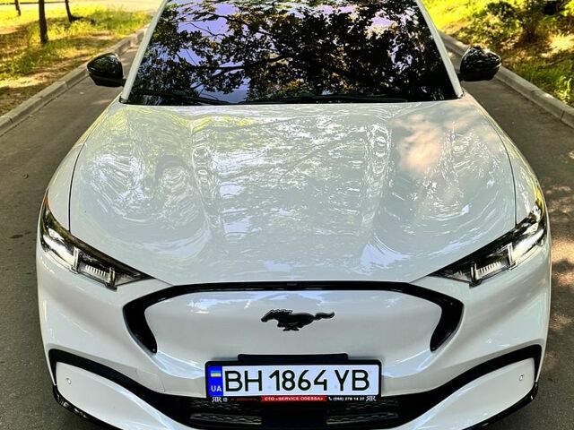Белый Форд Mustang Mach-E, объемом двигателя 85 л и пробегом 73 тыс. км за 23500 $, фото 2 на Automoto.ua
