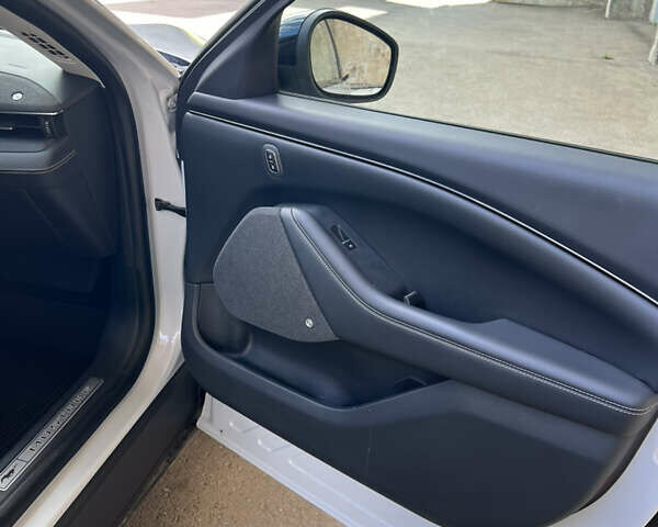 Белый Форд Mustang Mach-E, объемом двигателя 0 л и пробегом 79 тыс. км за 25300 $, фото 9 на Automoto.ua