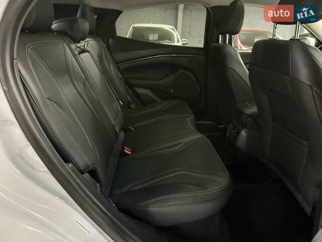 Белый Форд Mustang Mach-E, объемом двигателя 0 л и пробегом 228 тыс. км за 19900 $, фото 55 на Automoto.ua