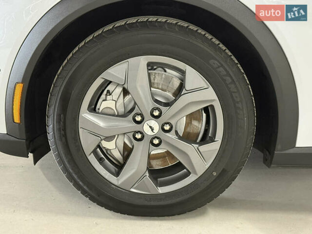 Белый Форд Mustang Mach-E, объемом двигателя 0 л и пробегом 228 тыс. км за 19900 $, фото 17 на Automoto.ua