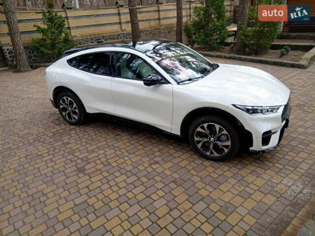 Белый Форд Mustang Mach-E, объемом двигателя 0 л и пробегом 26 тыс. км за 34900 $, фото 2 на Automoto.ua