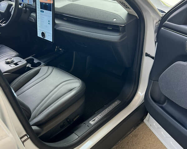 Белый Форд Mustang Mach-E, объемом двигателя 0 л и пробегом 79 тыс. км за 25300 $, фото 6 на Automoto.ua