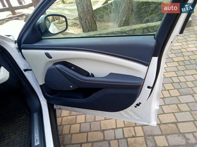 Белый Форд Mustang Mach-E, объемом двигателя 0 л и пробегом 26 тыс. км за 34900 $, фото 27 на Automoto.ua