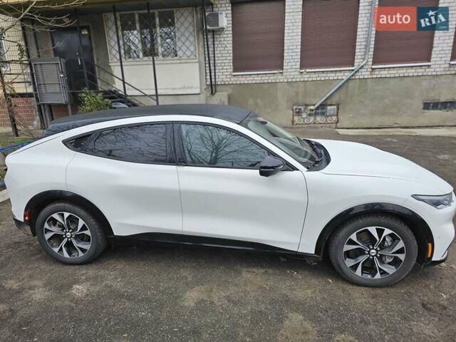 Белый Форд Mustang Mach-E, объемом двигателя 0 л и пробегом 128 тыс. км за 23700 $, фото 3 на Automoto.ua