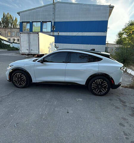 Белый Форд Mustang Mach-E, объемом двигателя 0 л и пробегом 100 тыс. км за 31000 $, фото 5 на Automoto.ua