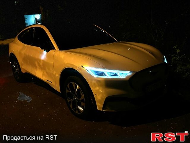 Белый Форд Mustang Mach-E, объемом двигателя 85 л и пробегом 73 тыс. км за 23500 $, фото 6 на Automoto.ua