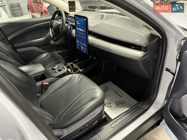 Белый Форд Mustang Mach-E, объемом двигателя 0 л и пробегом 228 тыс. км за 19900 $, фото 62 на Automoto.ua